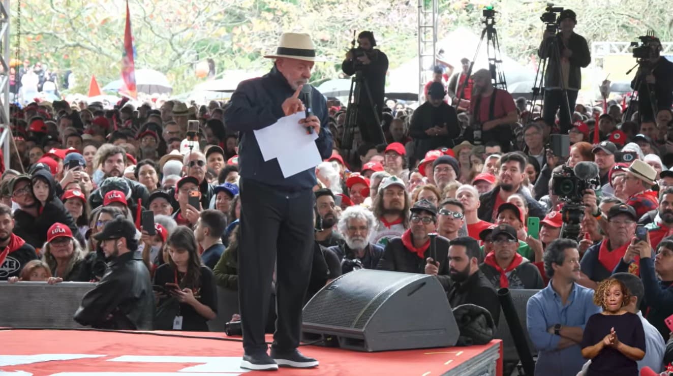 Lula critica apostas e Flávio Bolsonaro em evento de campanha em Santa Catarina