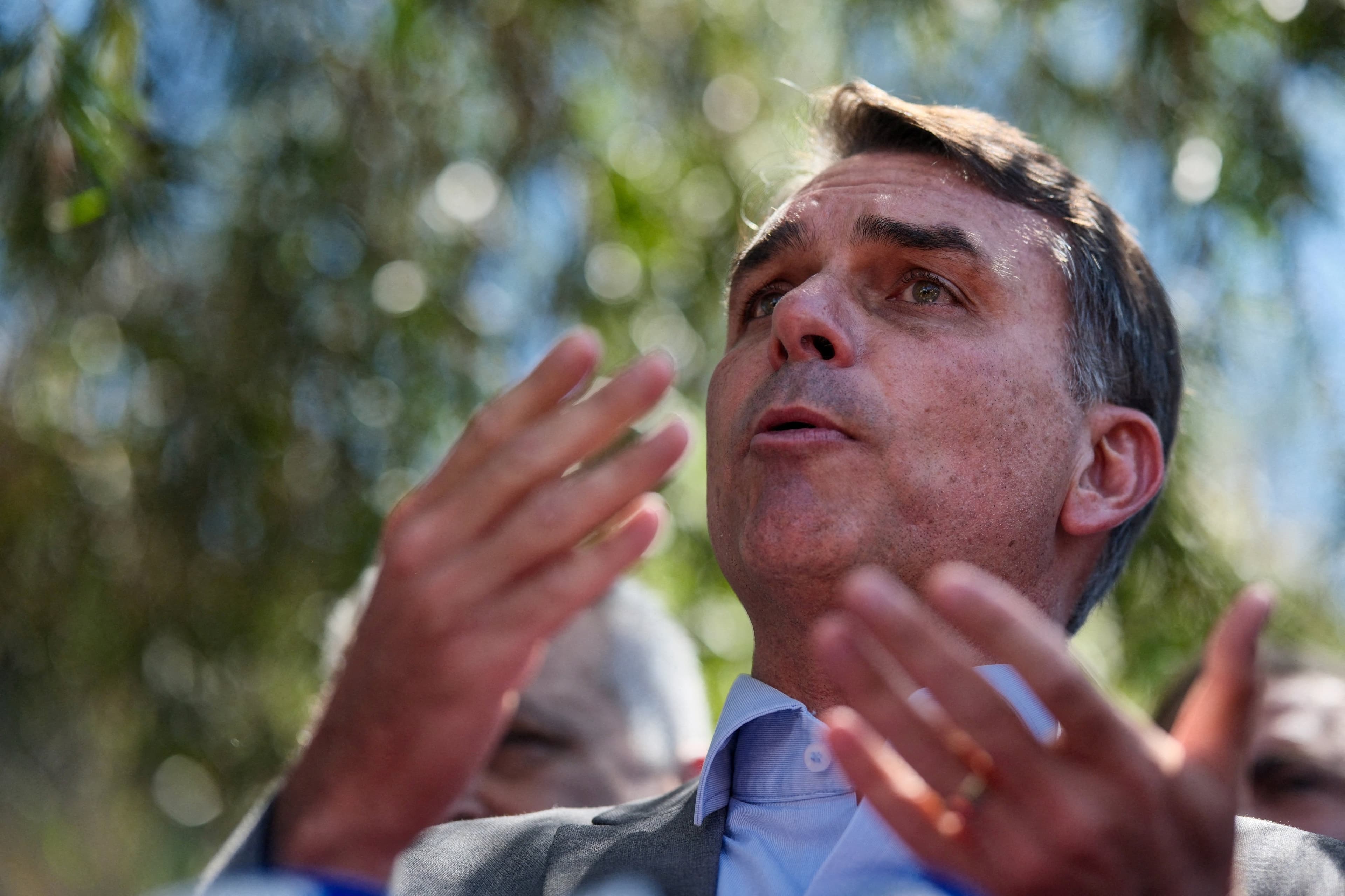 Flávio Bolsonaro defende redemocratização do Brasil em evento de campanha