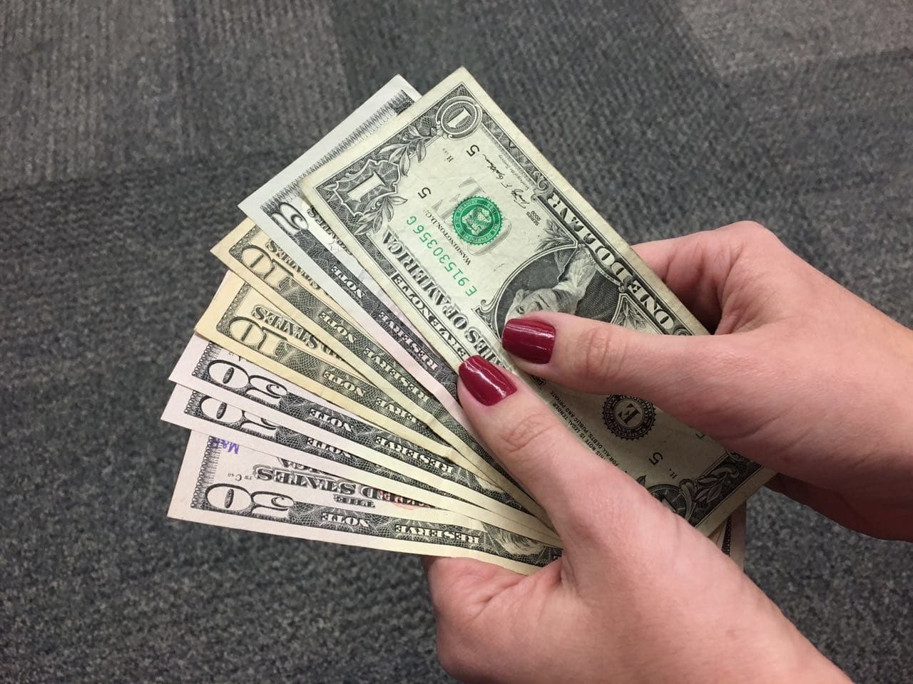 Dólar sobe com tensões no Oriente Médio e impactos nos mercados globais