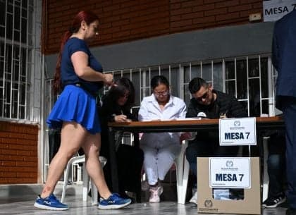 Colombianos votam em eleição que pode redefinir paz e política