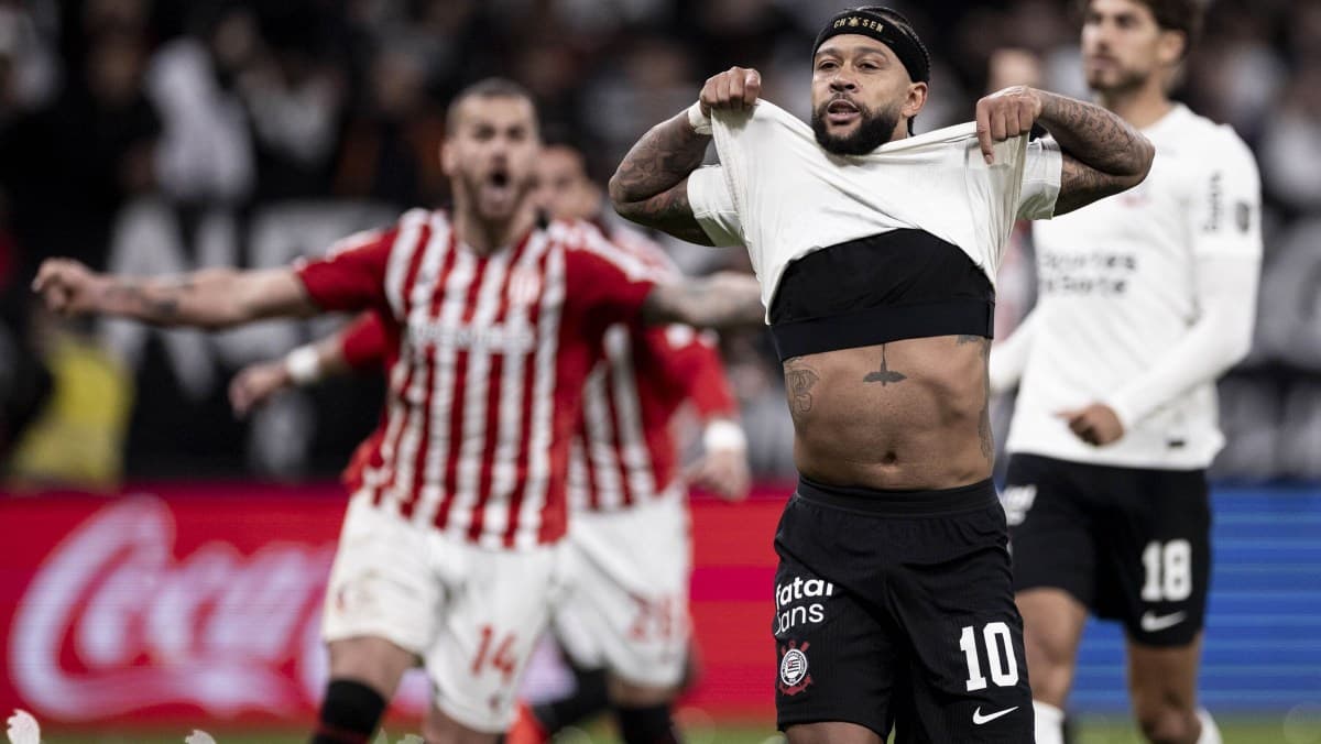Fernando Diniz defende Memphis Depay após erro em pênalti que elimina Corinthians