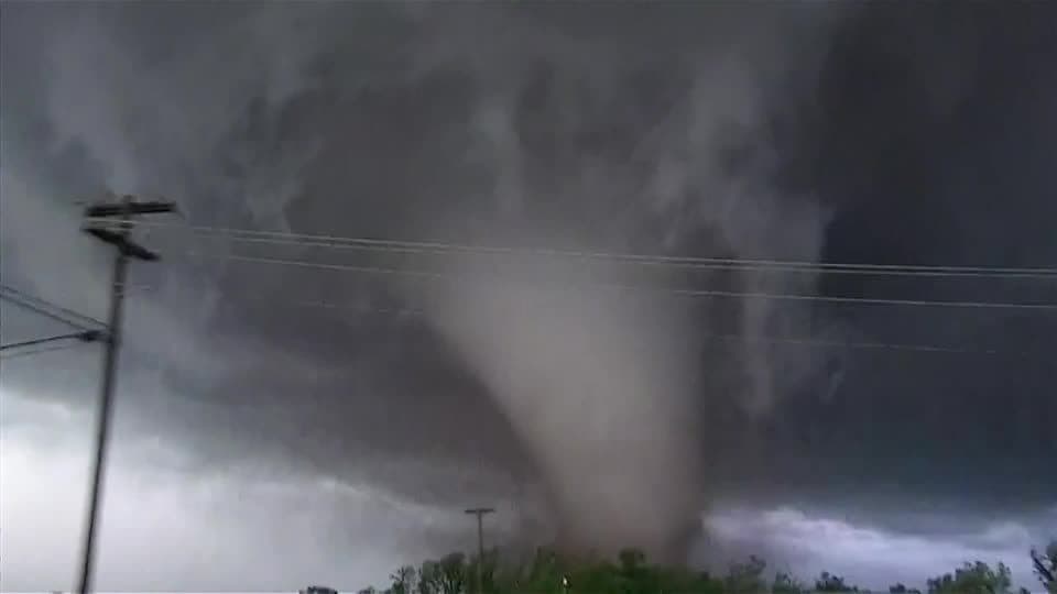 Tornados em Oklahoma deixam feridos e danificam Base Aérea