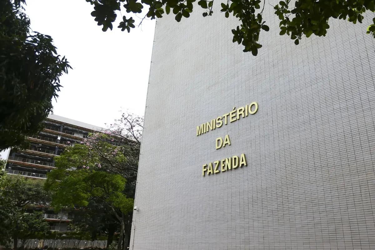 Governo federal registra superávit primário de R$ 10,8 bilhões
