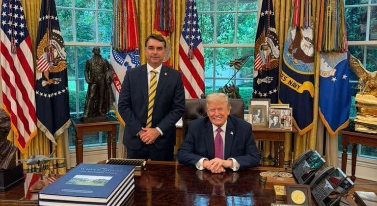 Flávio Bolsonaro pede a Trump classificação de facções como terroristas