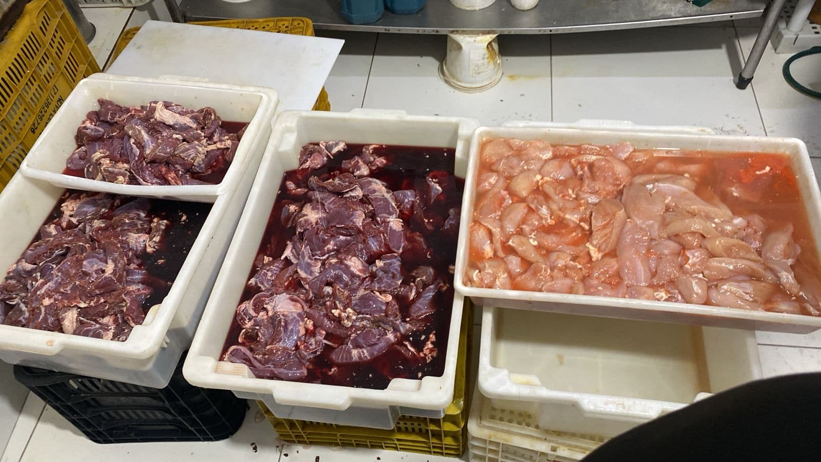 Operação apreende 975 quilos de alimentos impróprios em Lauro de Freitas