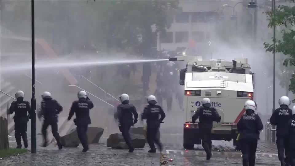 Protestos em Bruxelas: manifestantes e estudantes se opõem a cortes orçamentários