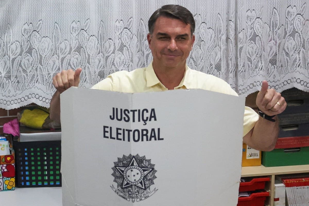 Flávio Bolsonaro vence em Minas Gerais, Lula leva a maior parte dos municípios