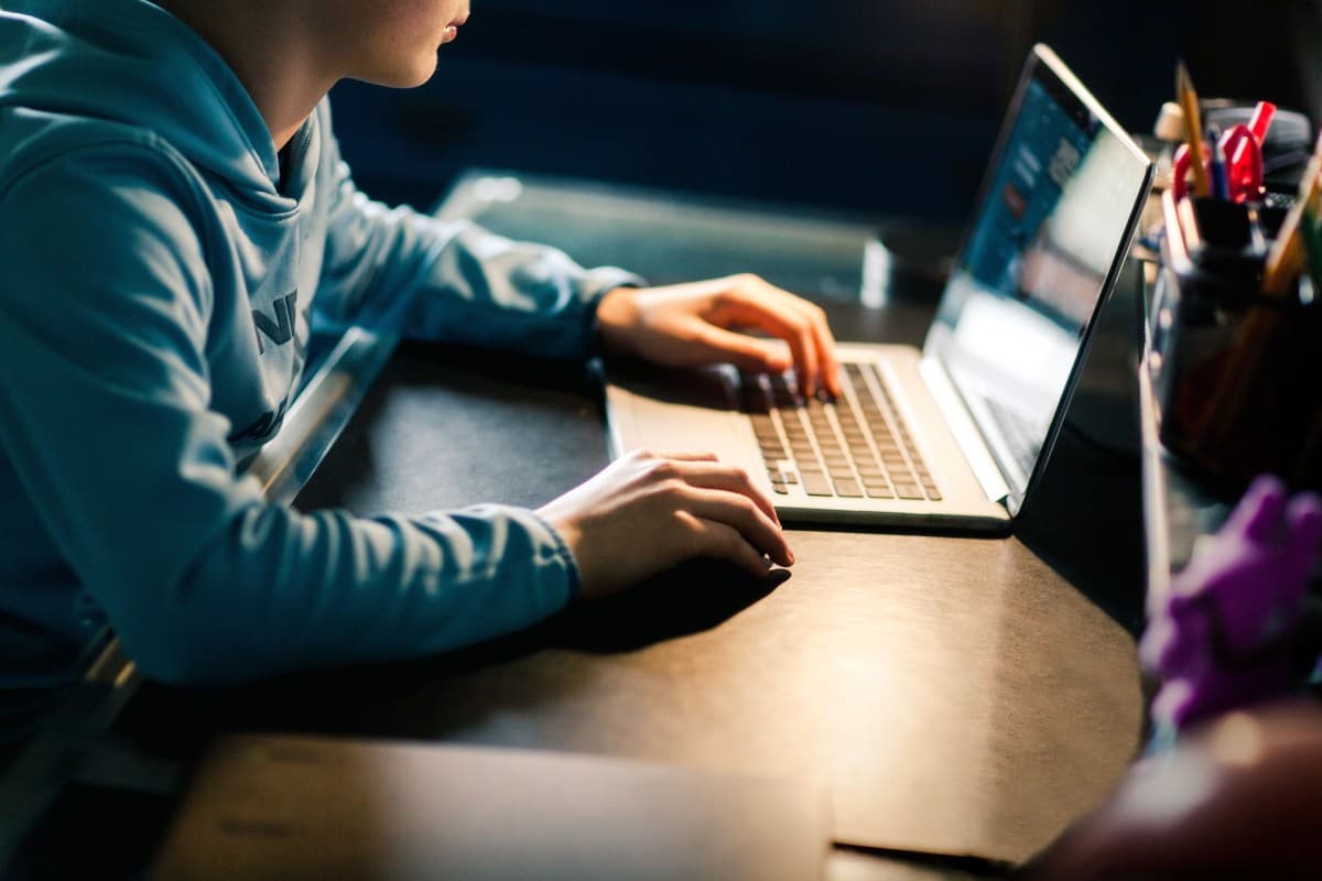 Estudo do MIT alerta: IA deve ser auxiliar, não substituto do aprendizado