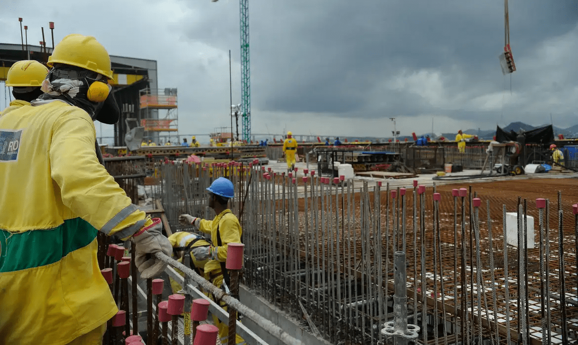 Lula discute redução de burocracia em obras com setor da construção