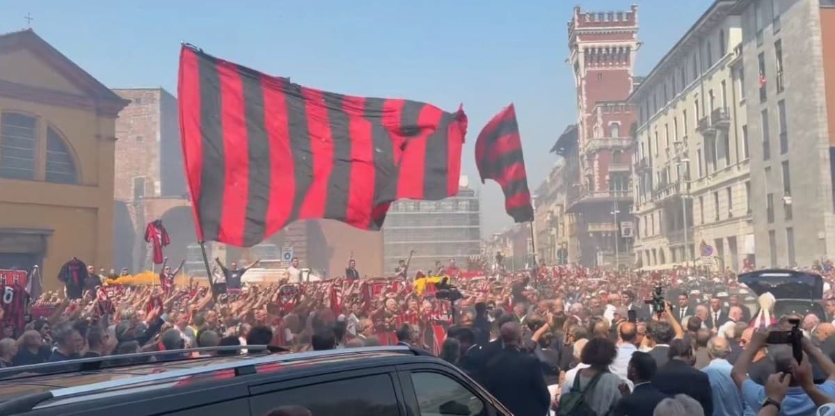 Zagueiro Franco Baresi é homenageado em velório no Milan