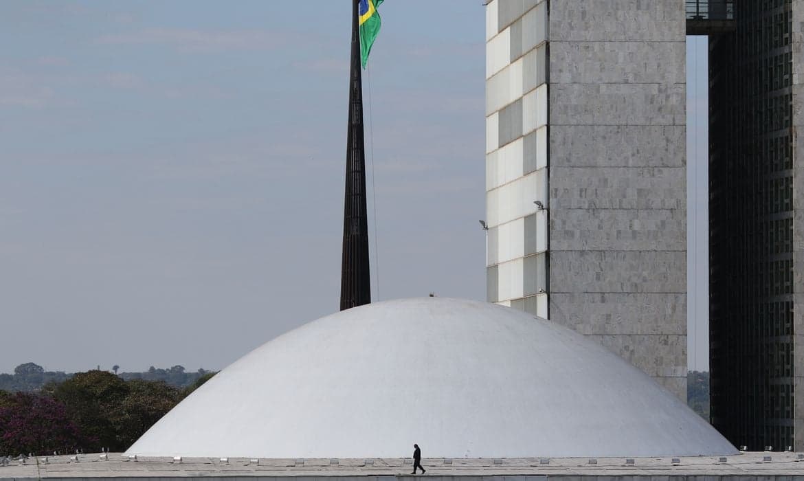 Senado discute PEC sobre jornada de trabalho antes do recesso
