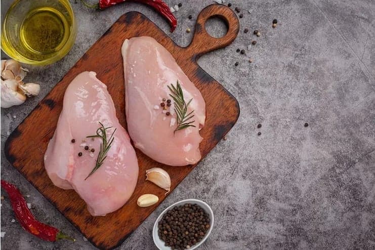 União Europeia avança nas negociações para retomar importações de carne de frango do Brasil