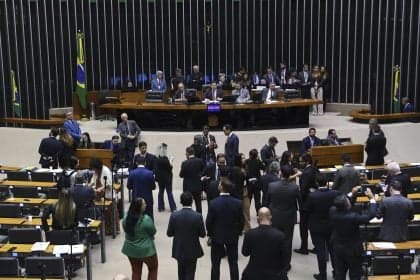 Reorganização na Câmara: PL se torna maior partido após janela partidária
