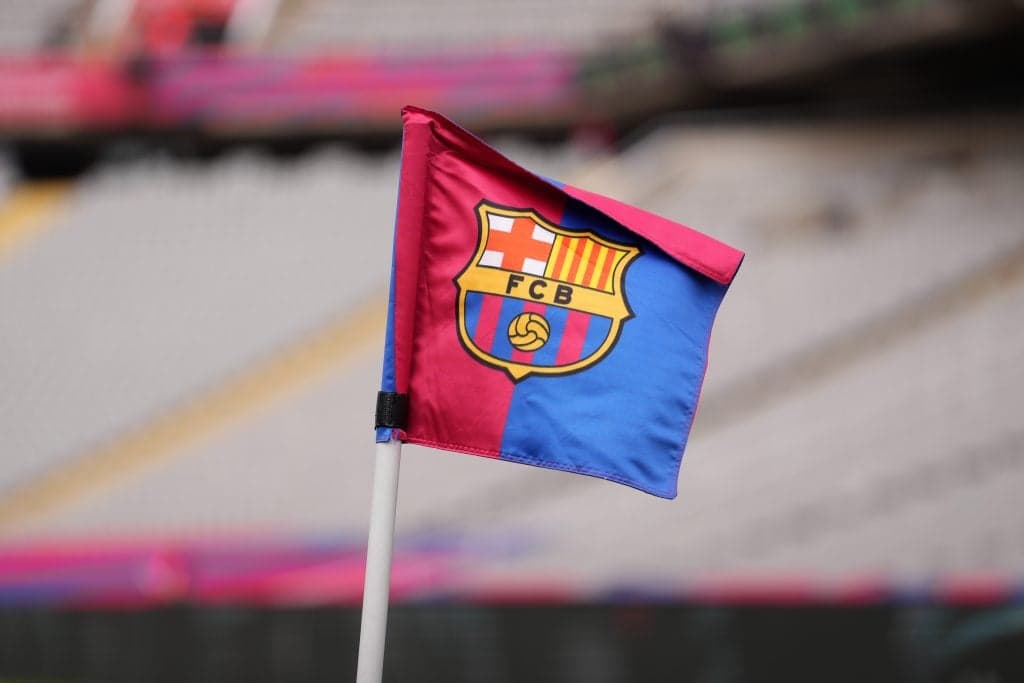 Barcelona observa zagueiro Arthur Dias em jogo do Athletico contra Bahia