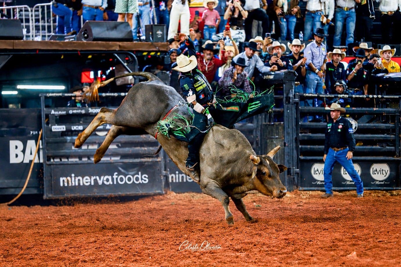 Cássio Dias lidera Barretos International Rodeo com 91,50 pontos