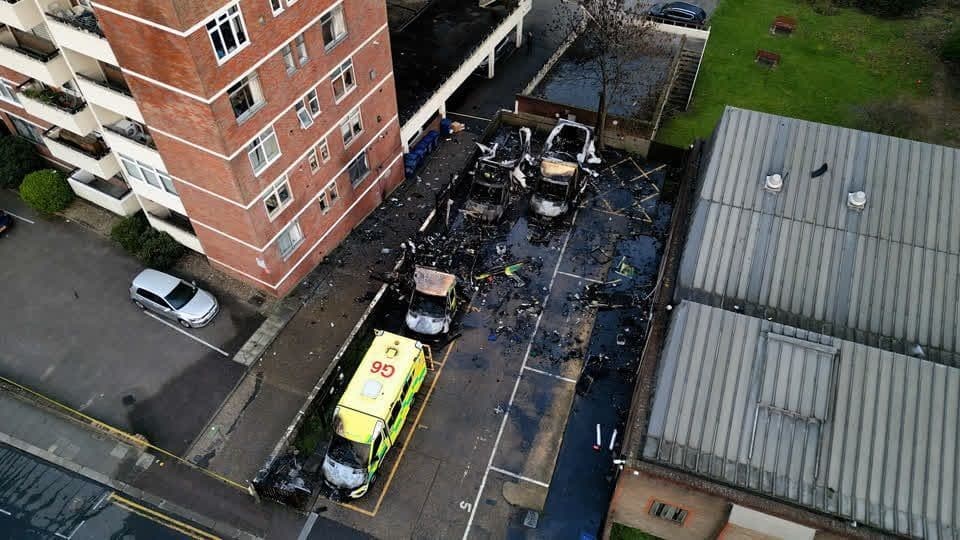 Jovens britânicos se responsabilizam por ataque a ambulâncias em Londres