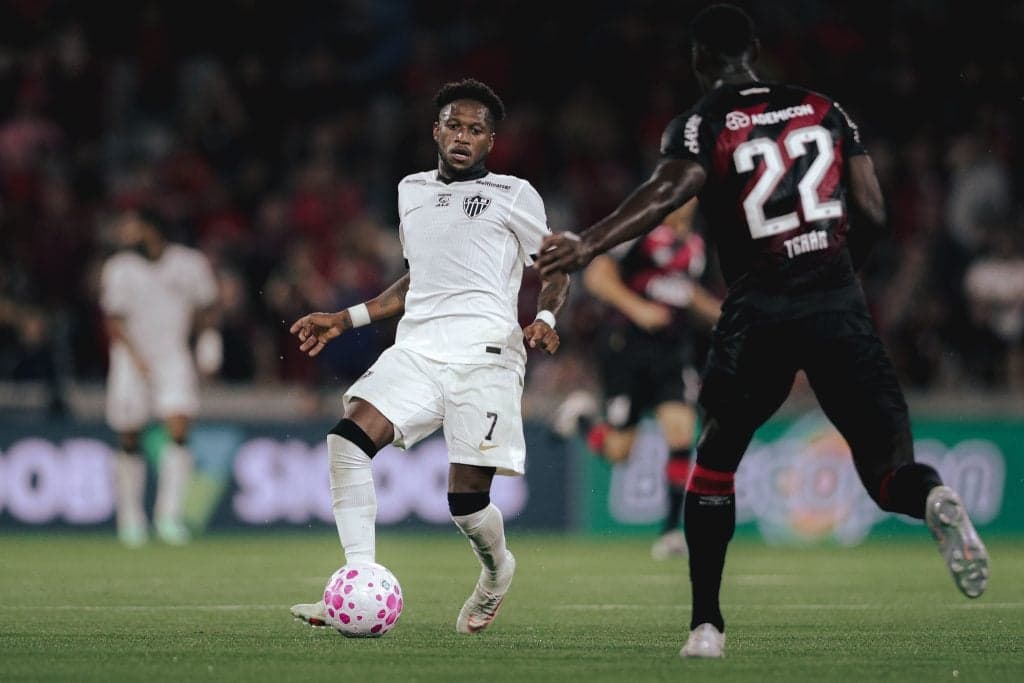 Fred do Atlético-MG sente dor e deixa campo durante jogo contra Athletico-PR