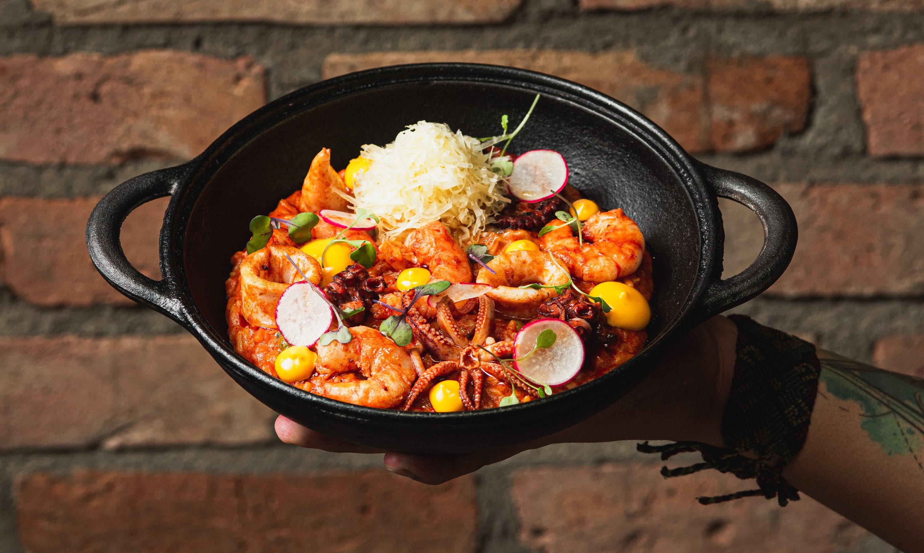 Chef Enrique Paredes ensina receita de arroz com mariscos para a primavera