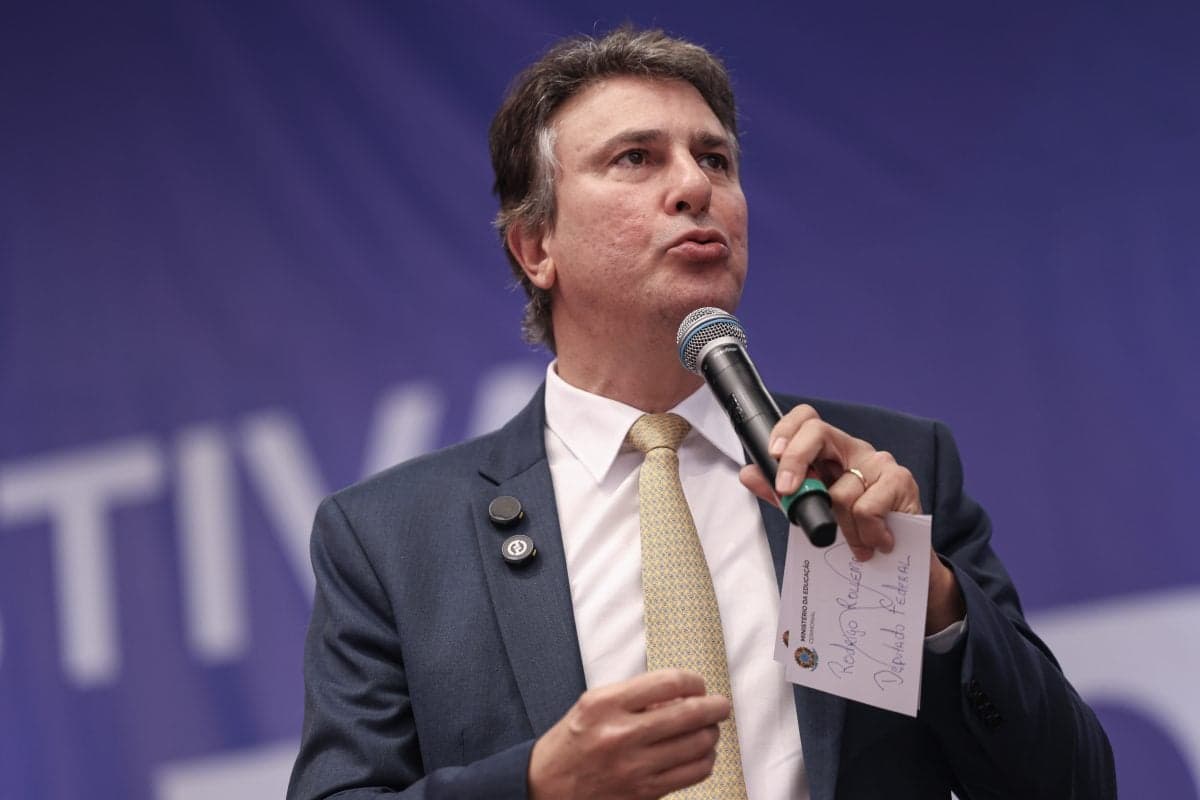 Camilo Santana critica proposta de Flávio Bolsonaro sobre Bolsa Família