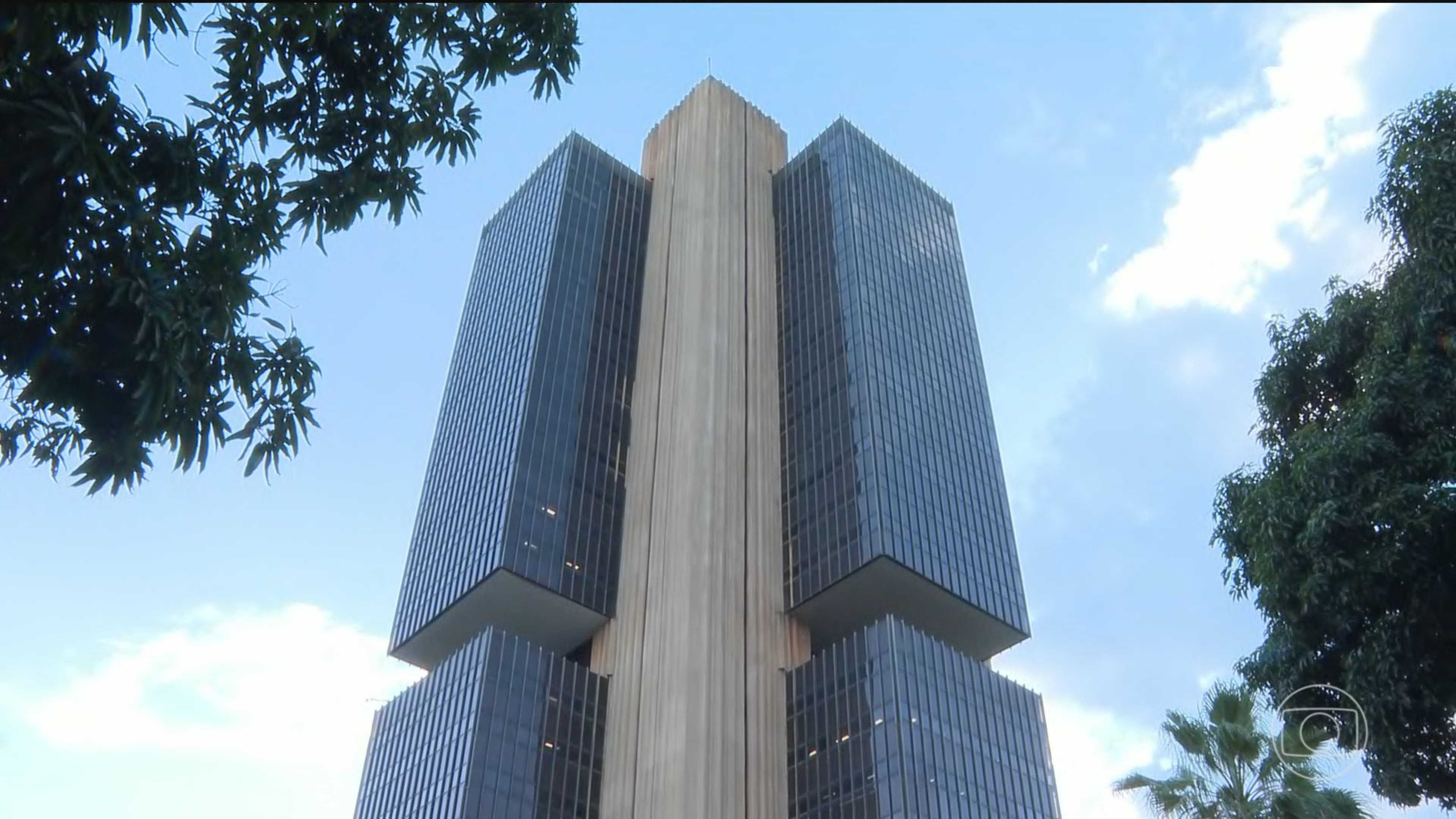 Banco Central aponta endividamento preocupante de famílias e empresas