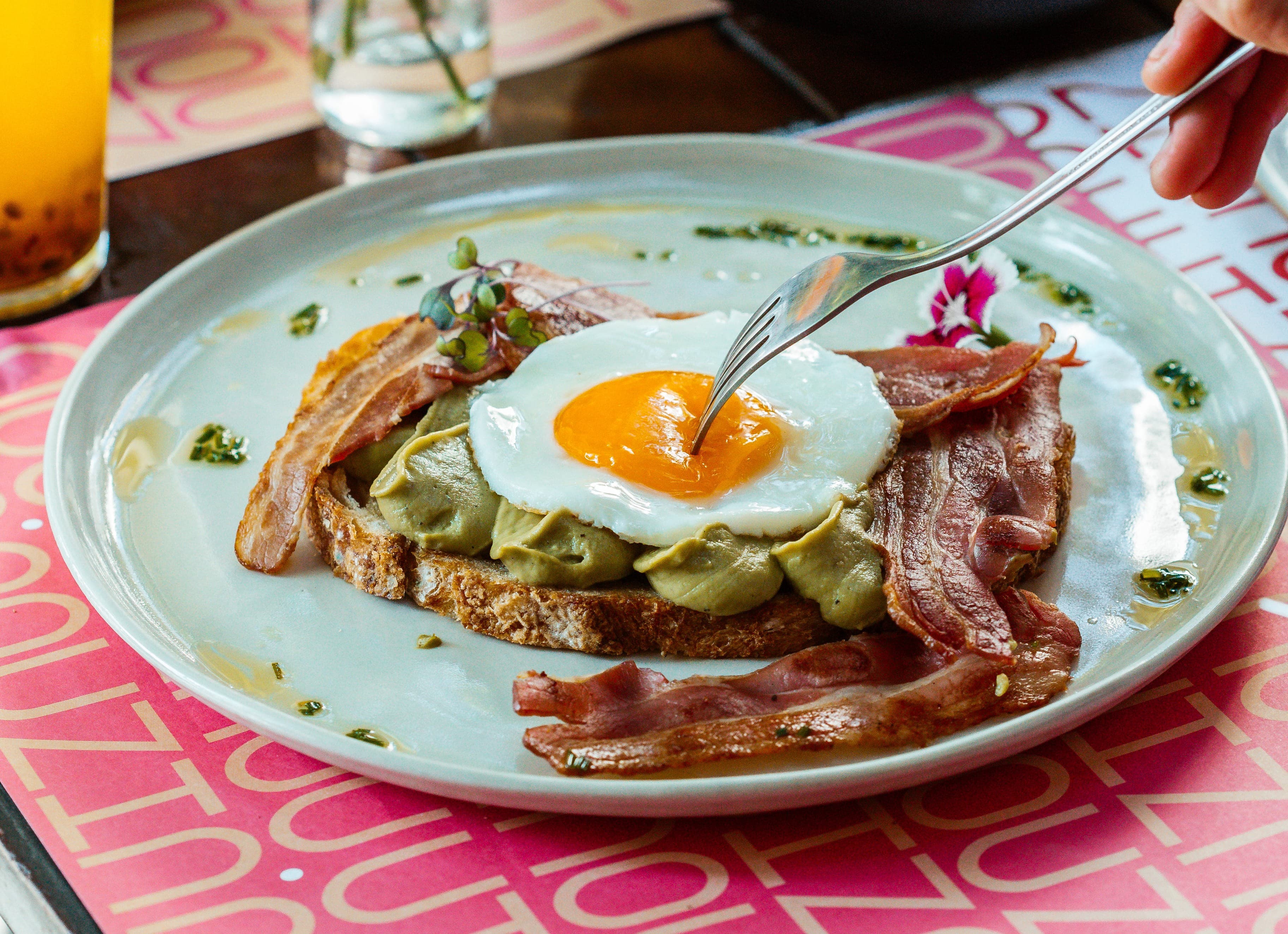 Aprenda a fazer toast de bacon prático para o café da manhã