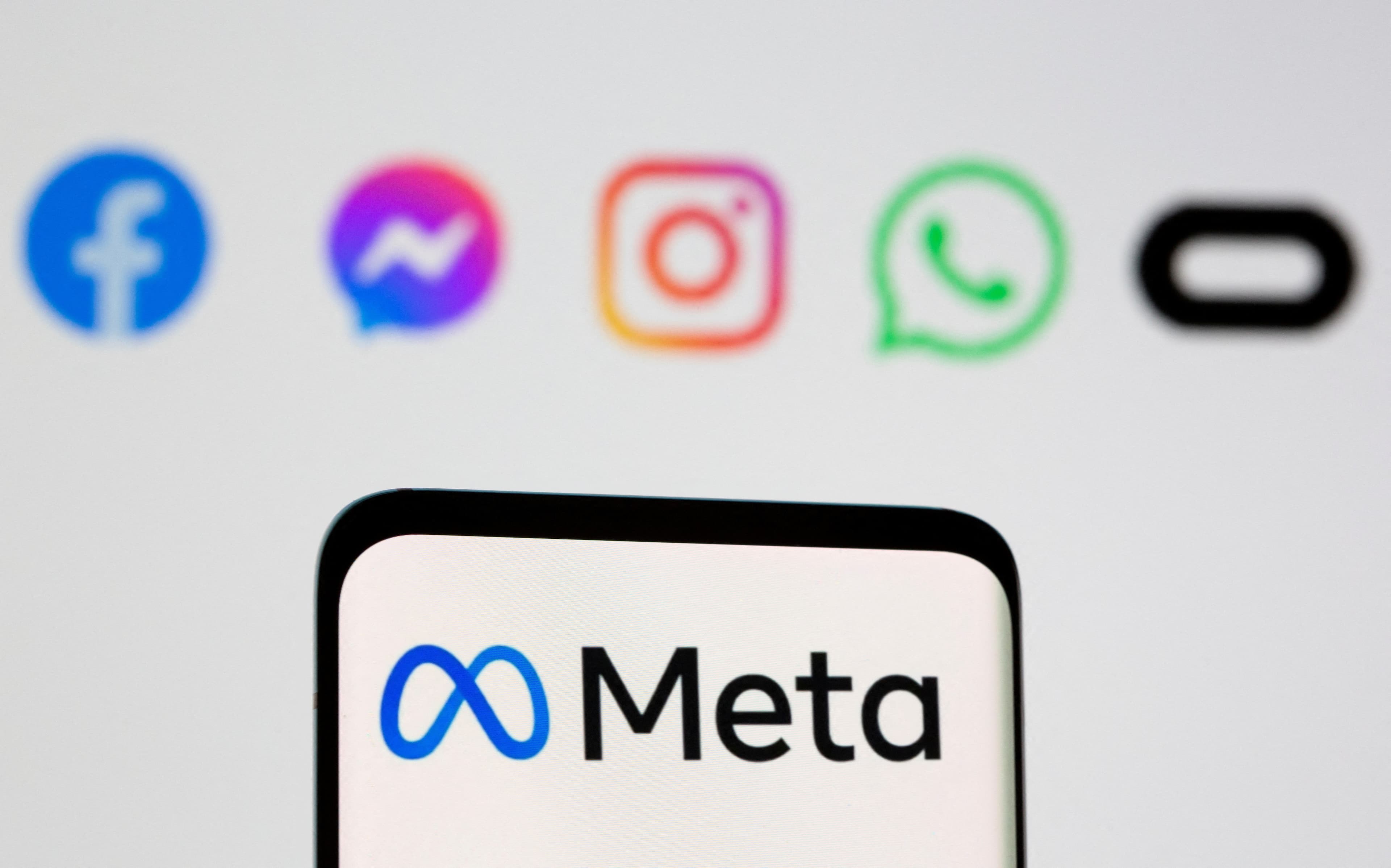 Meta inicia demissões e enfrenta dificuldades no mercado financeiro