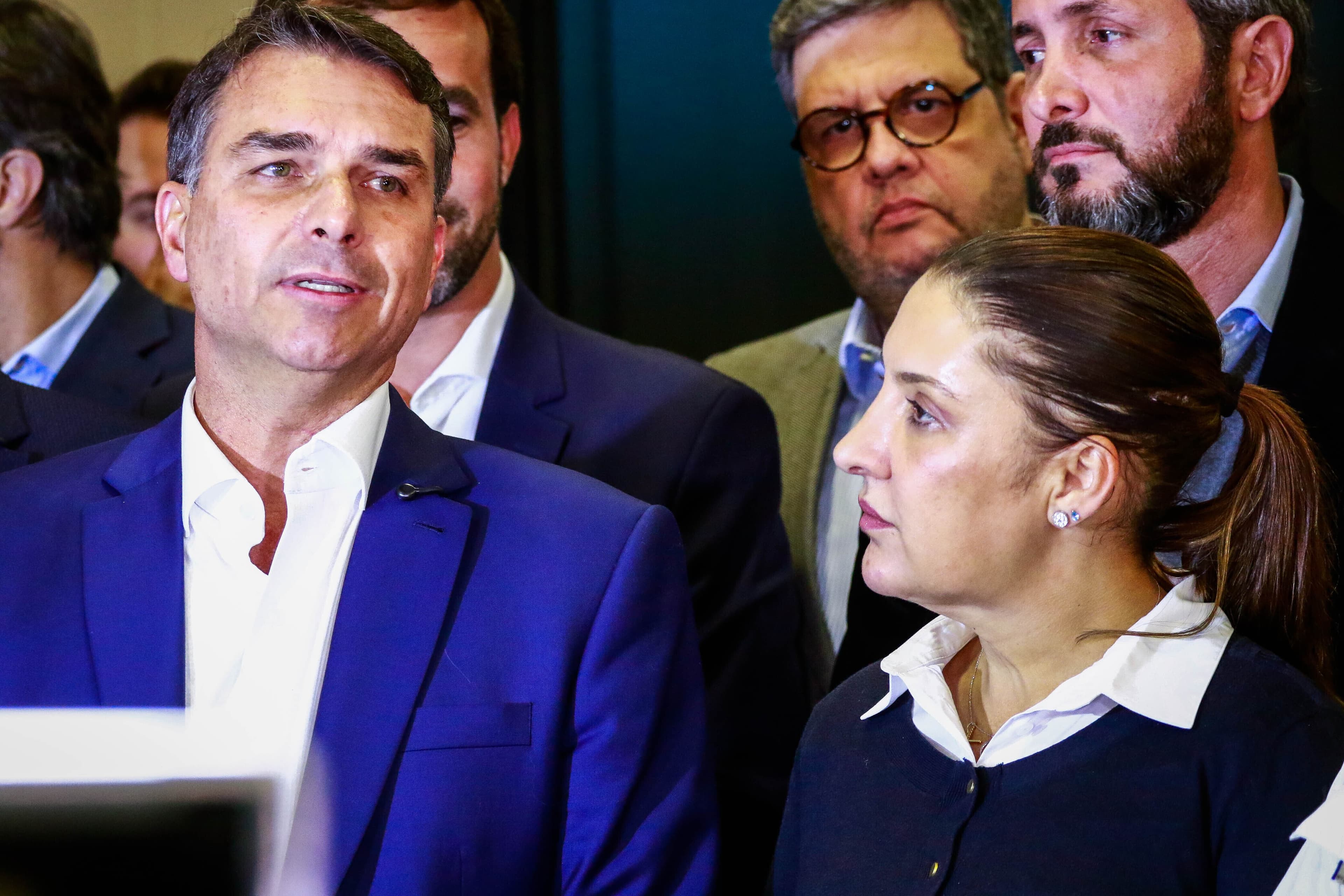 Flávio Bolsonaro propõe devolução de parte do PIX em contas de luz