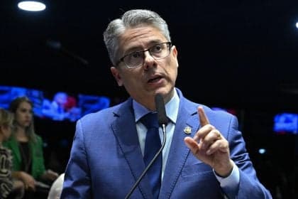 Senador Vieira promove ataque ao STF em relatório polêmico