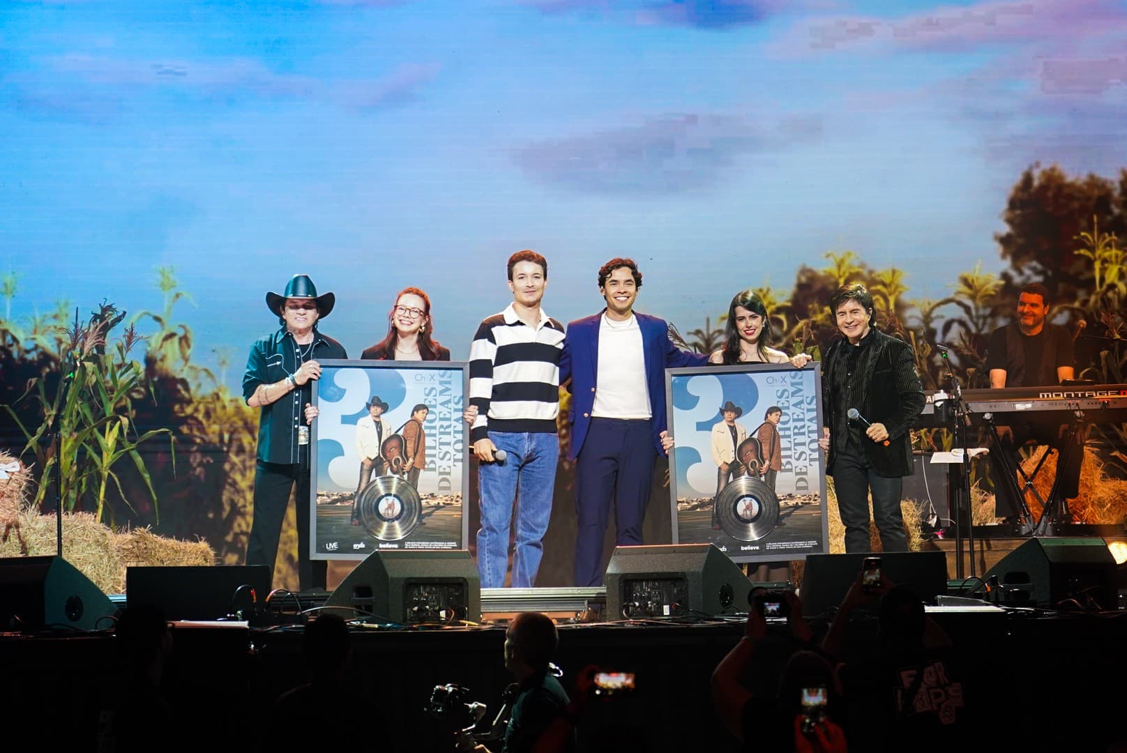 Chitãozinho e Xororó celebram 3 bilhões de streams durante show em São Paulo