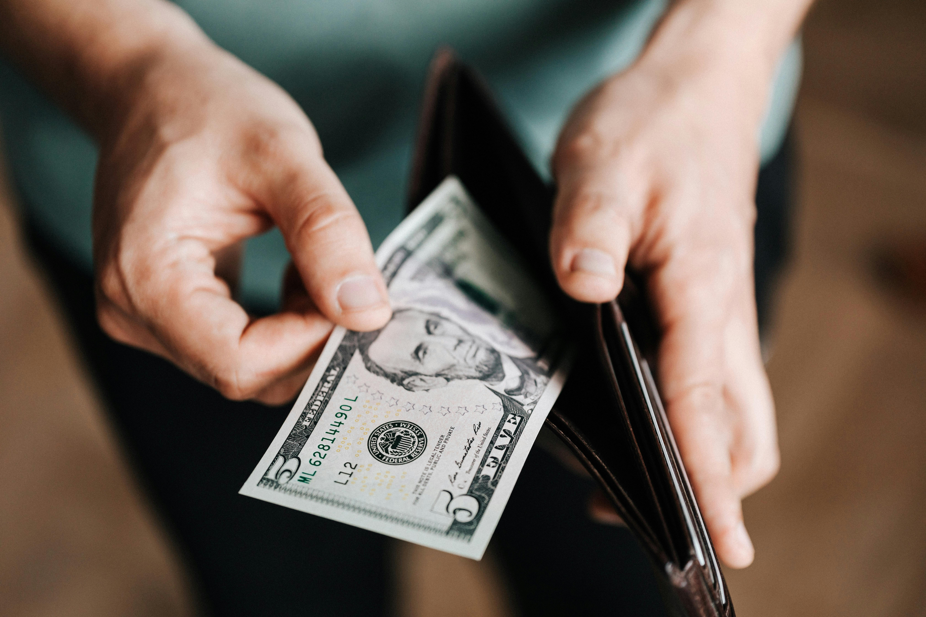 Dólar apresenta leve alta enquanto mercado aguarda dados econômicos