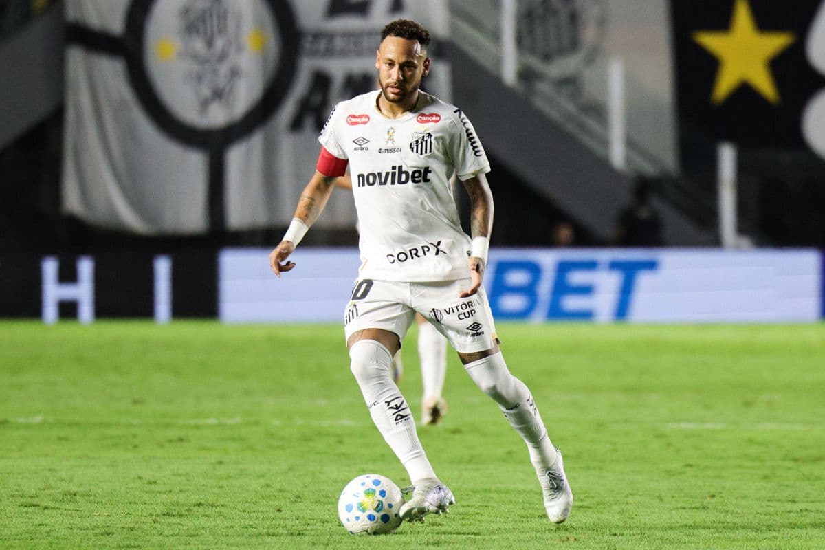 Neymar critica arbitragem e desfalca Santos contra Flamengo