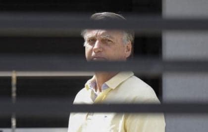 Inquérito investiga arma de Bolsonaro achada com militar em blitz