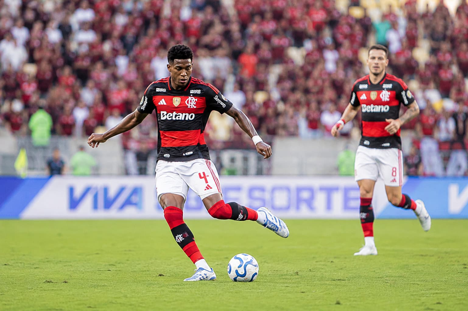 Flamengo avança às quartas da Libertadores ao bater o Cruzeiro e registra público recorde no Maracanã