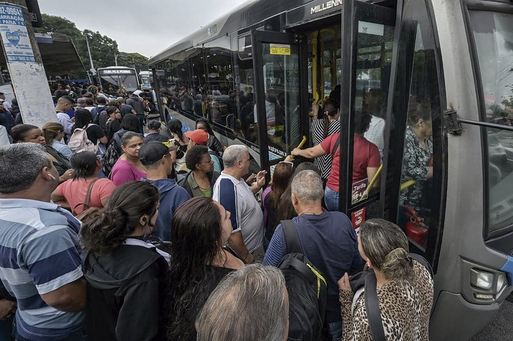 Lula anuncia medidas sociais em resposta a críticas da oposição