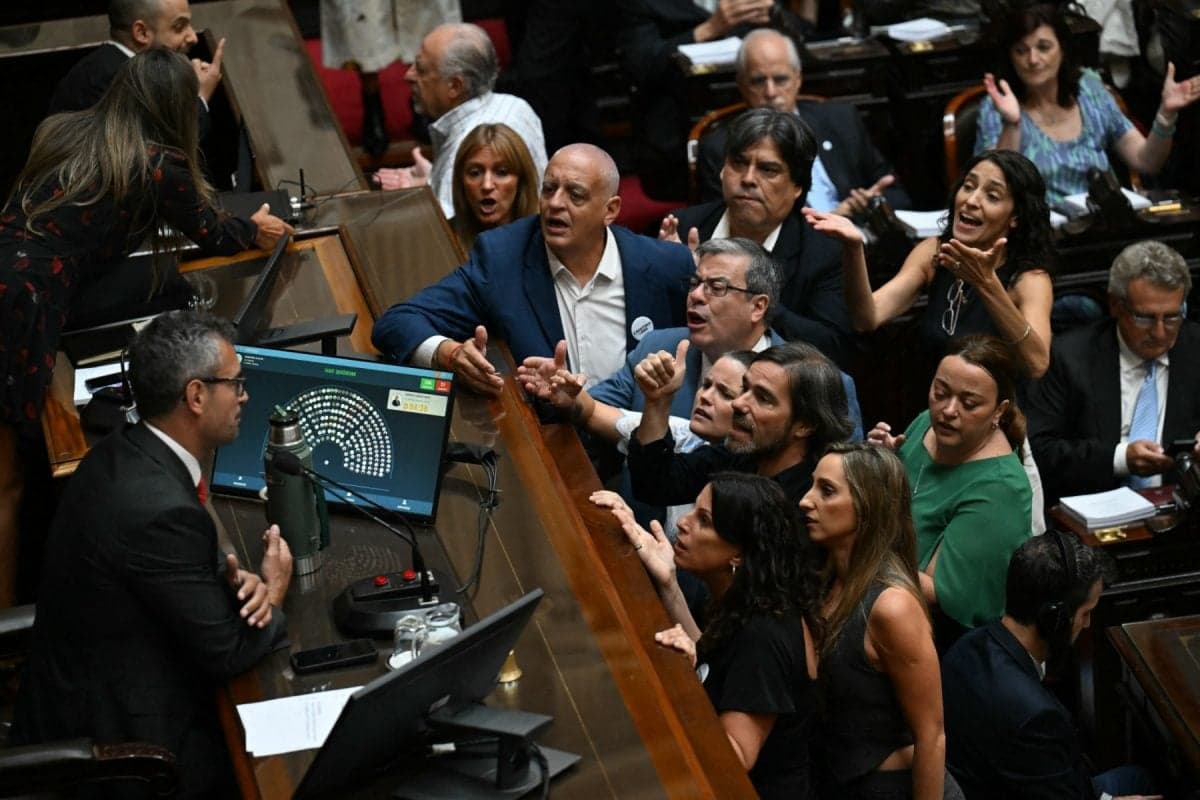 Oposição pede explicações ao governo Milei sobre saída de Flávio Bolsonaro