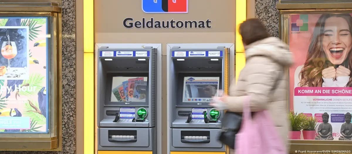 Aumento de cédulas de euro contrasta com vazão digital na UE