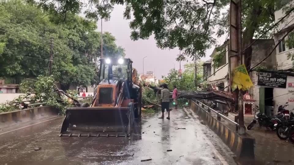 Tempestade fatal em Uttar Pradesh deixa mais de 100 mortos
