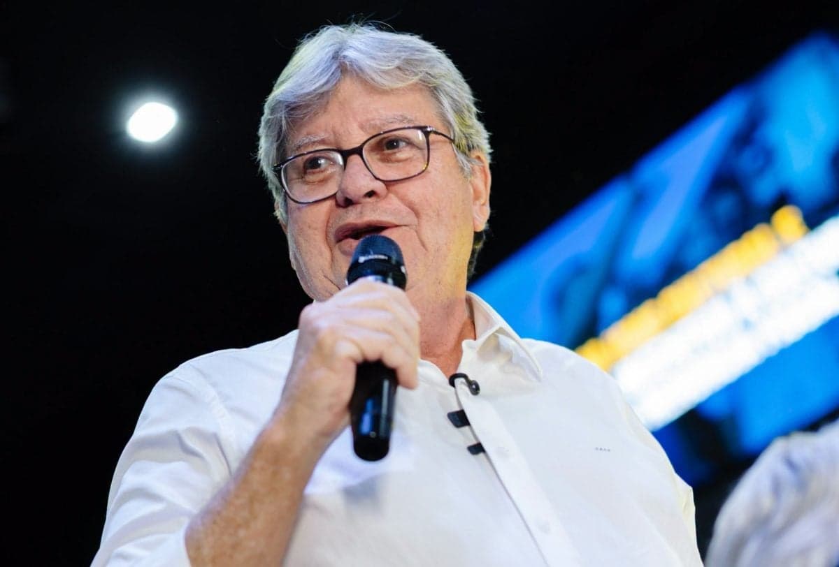 João Azevêdo lidera pesquisa para Senado na Paraíba