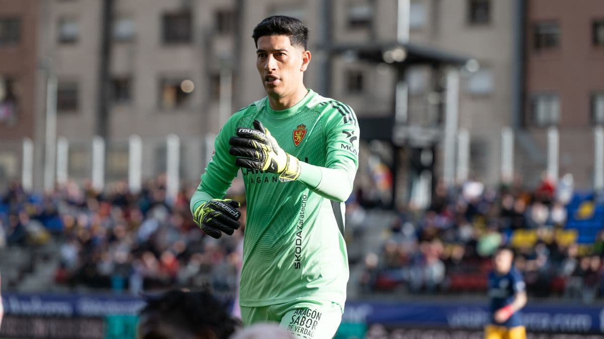 Esteban Andrada é suspenso por 13 jogos após agressão no clássico