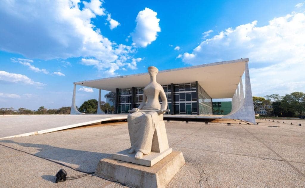 Homem tenta invadir sede do STF em Brasília e é contido por seguranças