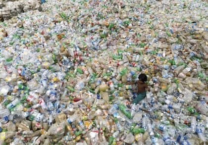 Crisis Ambiental: Poluição Plástica e Desafios Globais