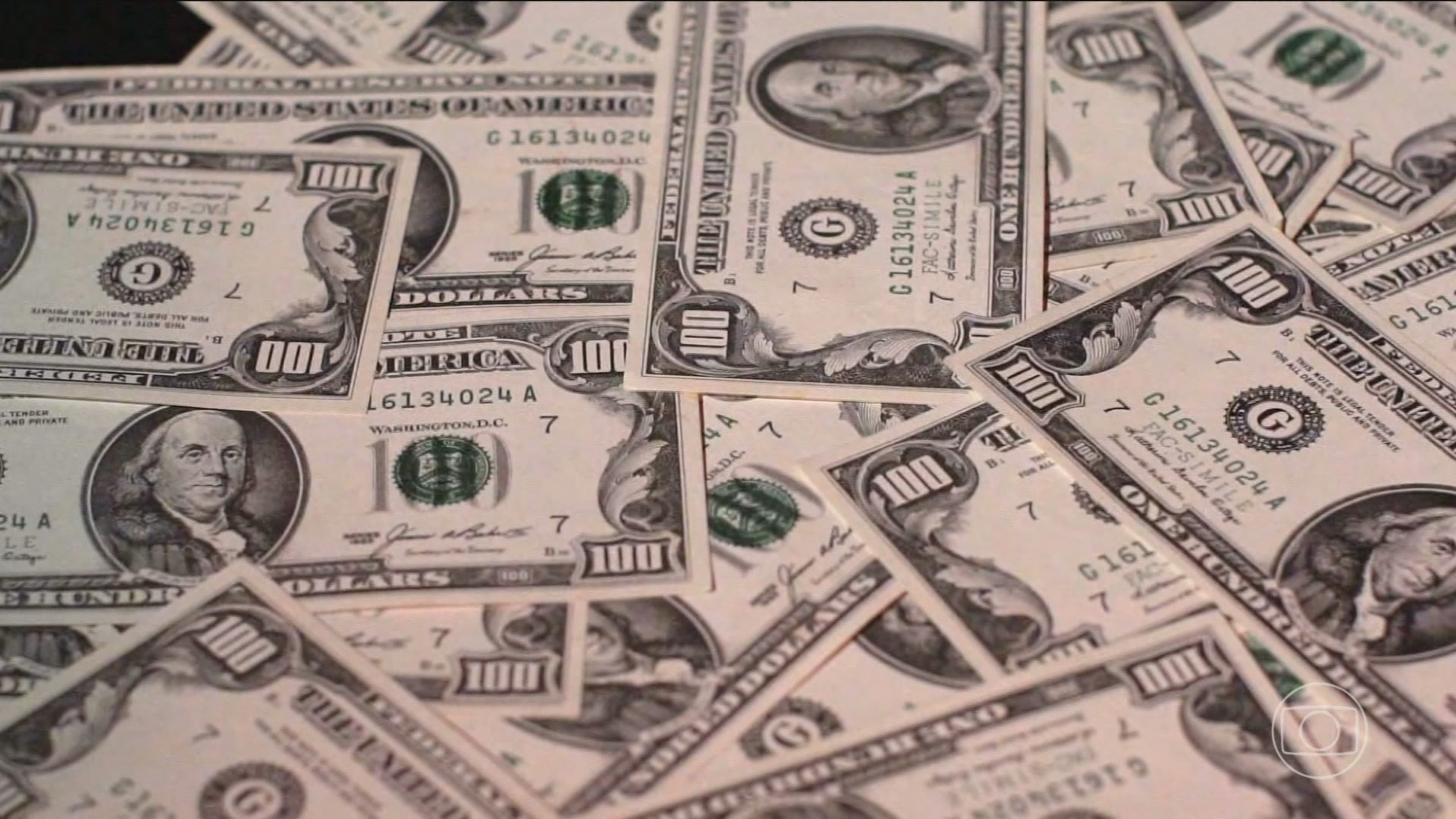 Dólar e Ibovespa sobem com foco em inflação e eleições