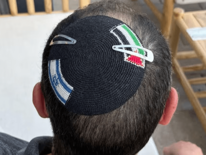 Detenção de escritor judeu gera polêmica por quipá com bandeiras