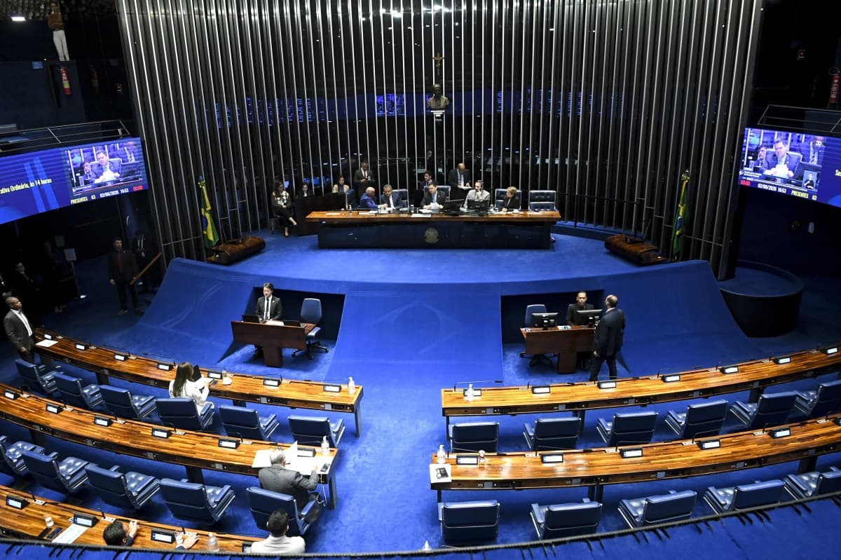 Senado aprova proposta que usa recursos do petróleo para reduzir tributos