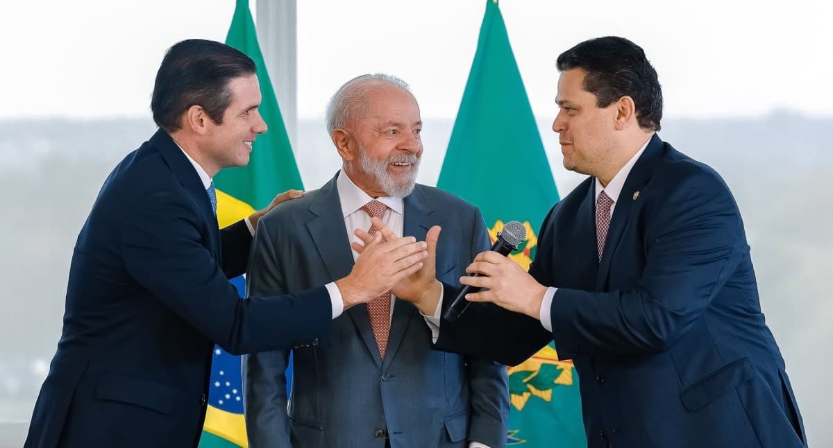 Lula discute medidas urgentes com líderes do Congresso