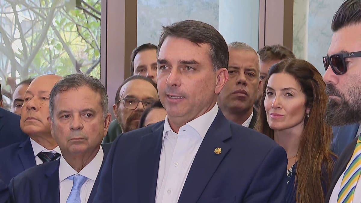 Flávio Bolsonaro propõe suspensão de reforma tributária para reduzir impostos