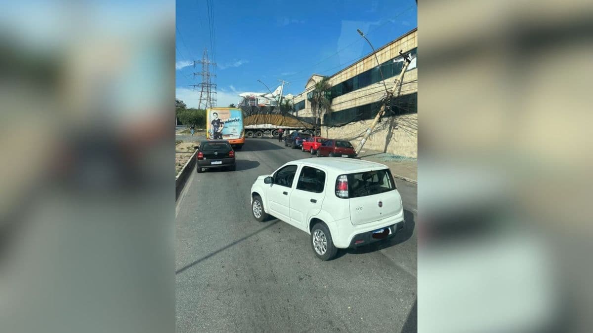 Poste derrubado causa evacuação de redação em Contagem