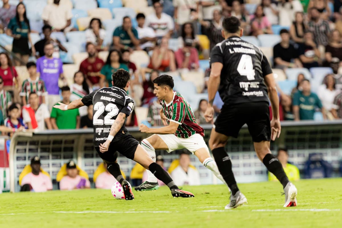 Santos vence o Fluminense de virada e mantém esperanças no Brasileirão