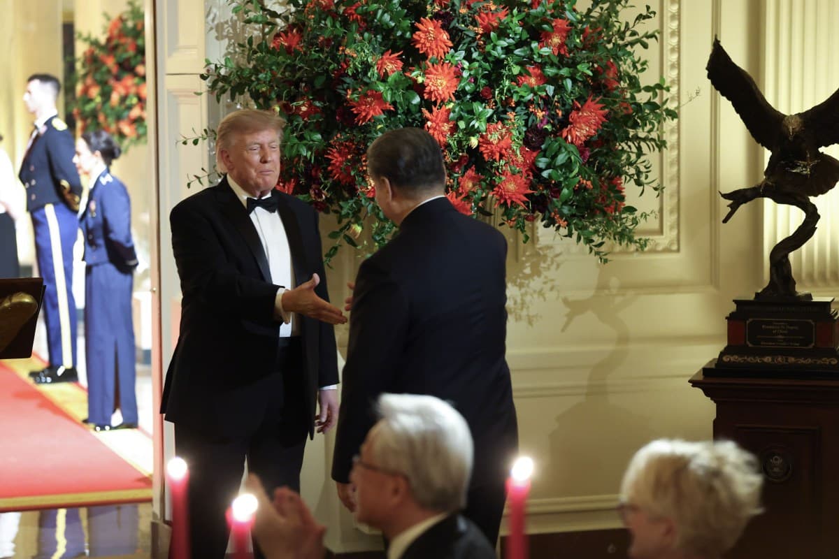 Trump presenteia Xi Jinping com escultura de águia-de-cabeça-branca