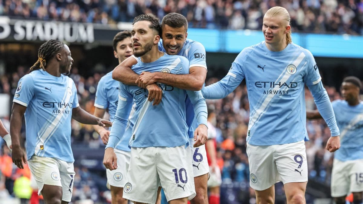 Manchester City supera Arsenal e encosta na liderança da Premier League